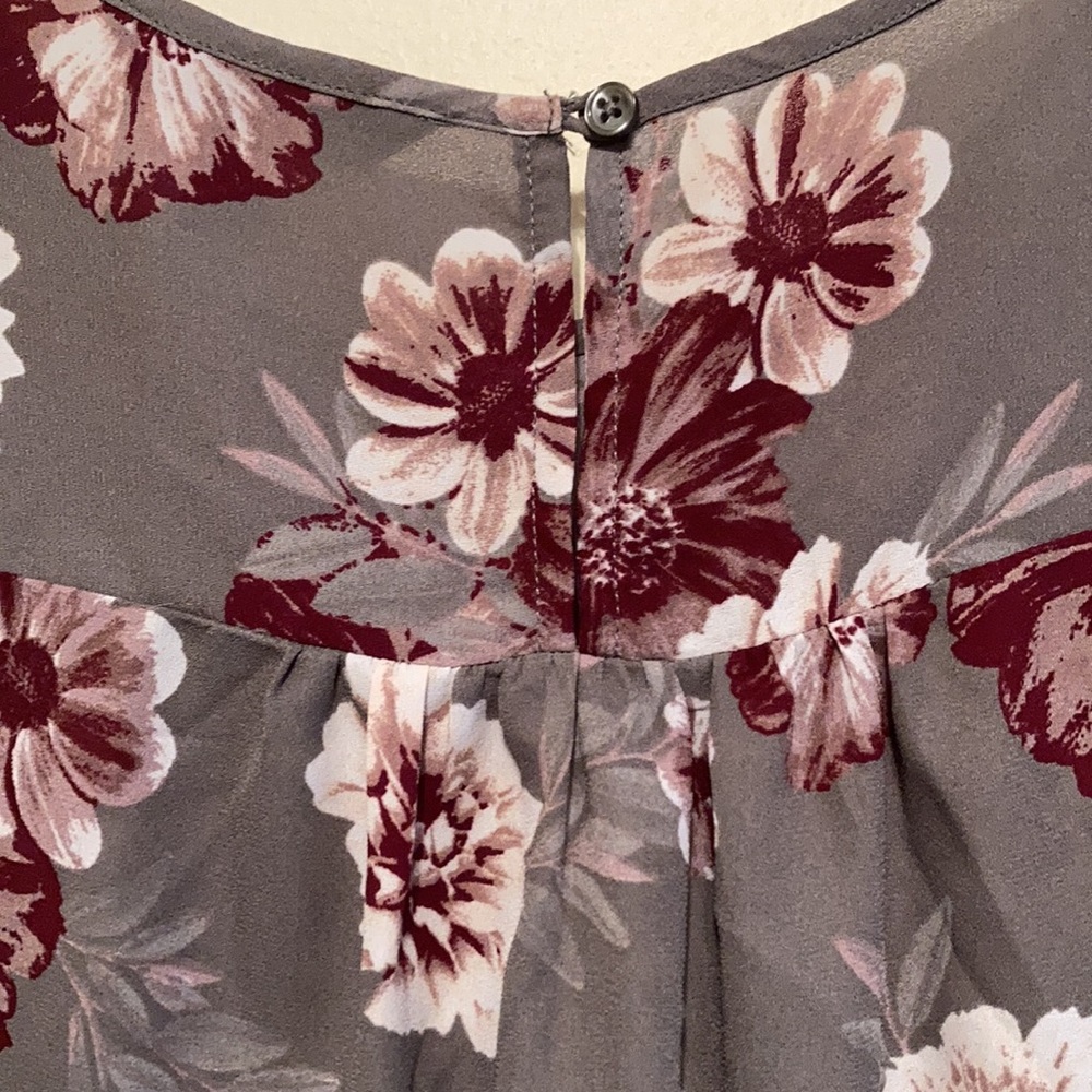 Banana Republic Gray Floral Short Sleeve Blouse with Burgundy Flowers - Picture 6 of 7